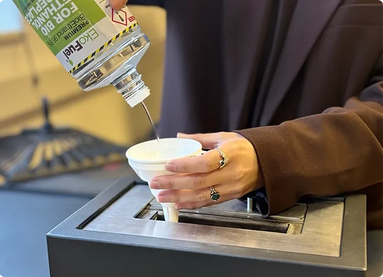 nalewanie paliwa bioetanolowego za pomocą lejka