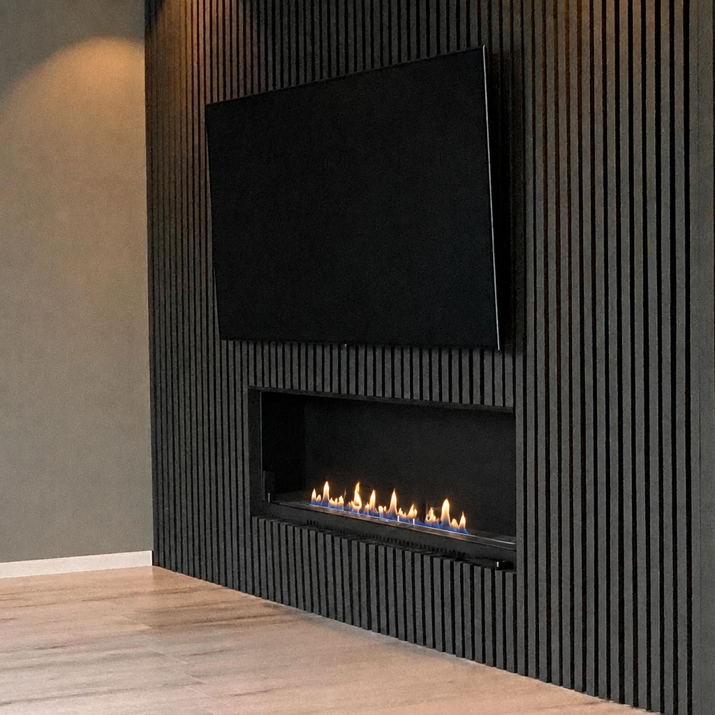 ScandiFlames 140cm black built-in bioethanol fireplace under a TV on a dark slatted wall, lit with realistic low ethanol flames correctly scaled to the true 95cm burner width within the 140cm opening