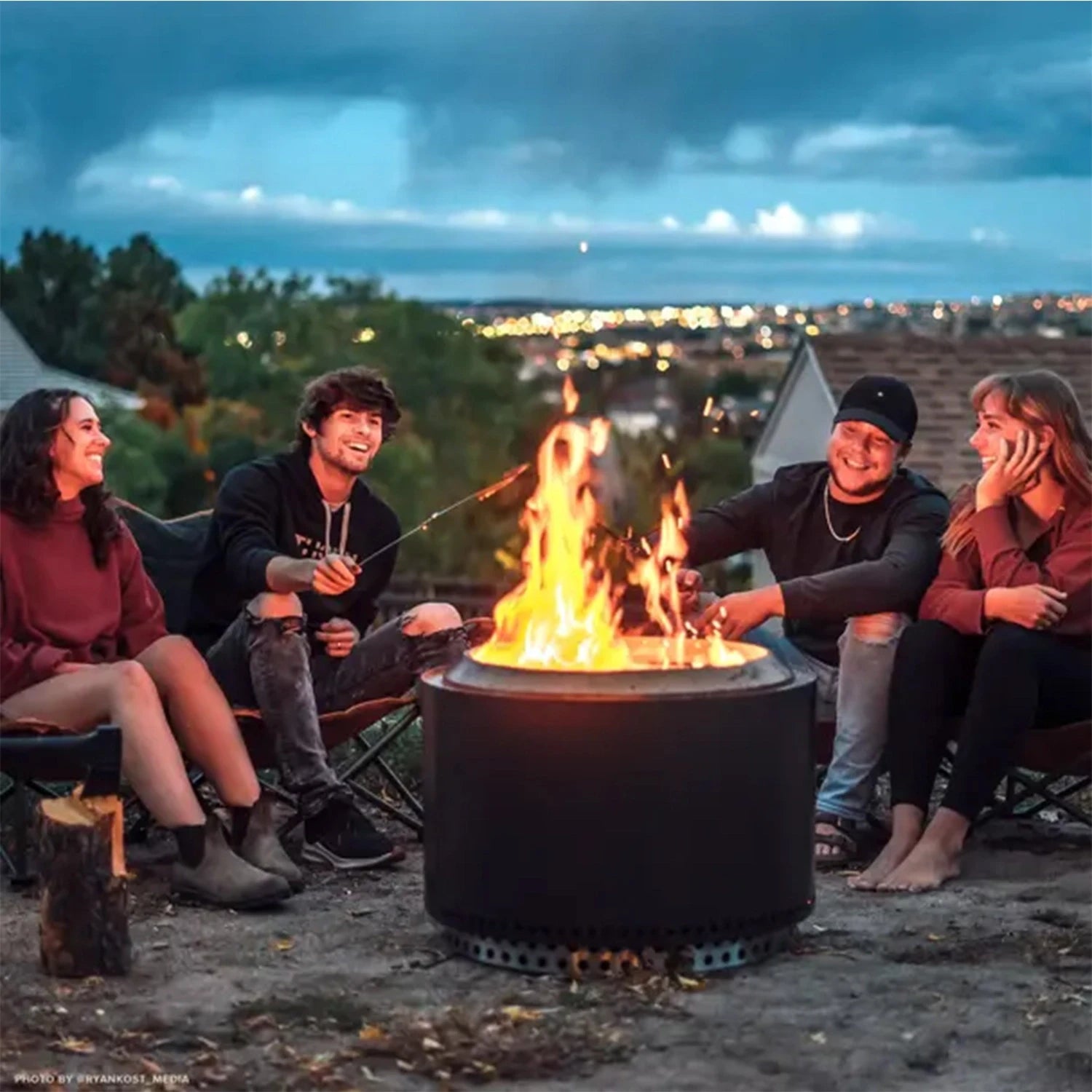 Solo Stove Yukon Czarne Palenisko Zewnętrzne w przytulnym otoczeniu